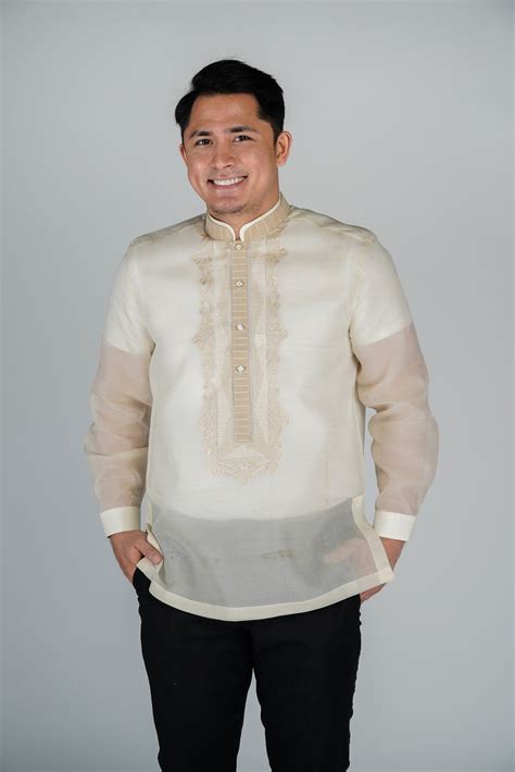 How to Wear the Barong Tagalog .